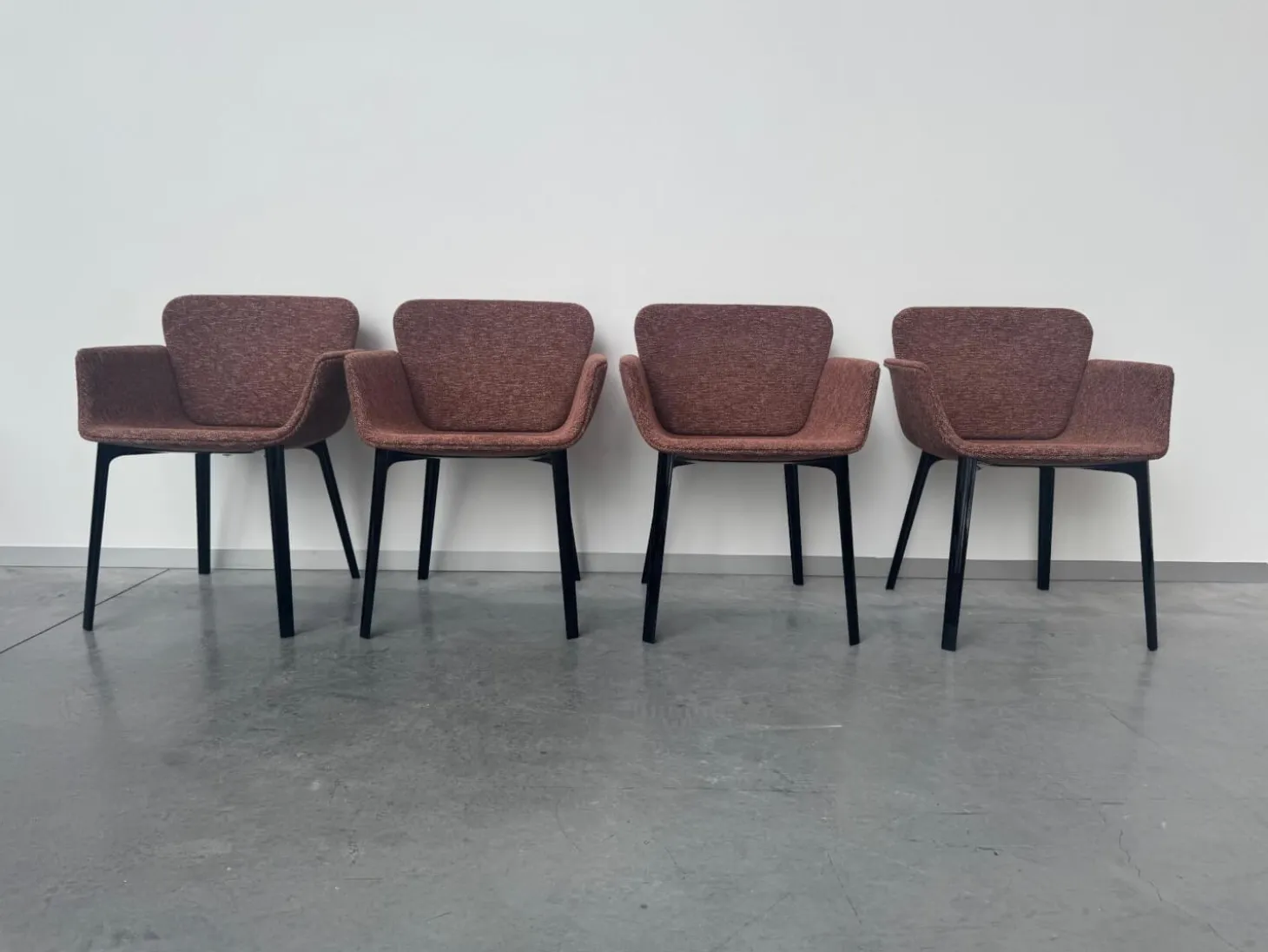 4er Set Armlehnstuhl Sedia KN6 Stoff Harley 12 Red Brick Rot Gestell Aluminium Schwarz Lackiert