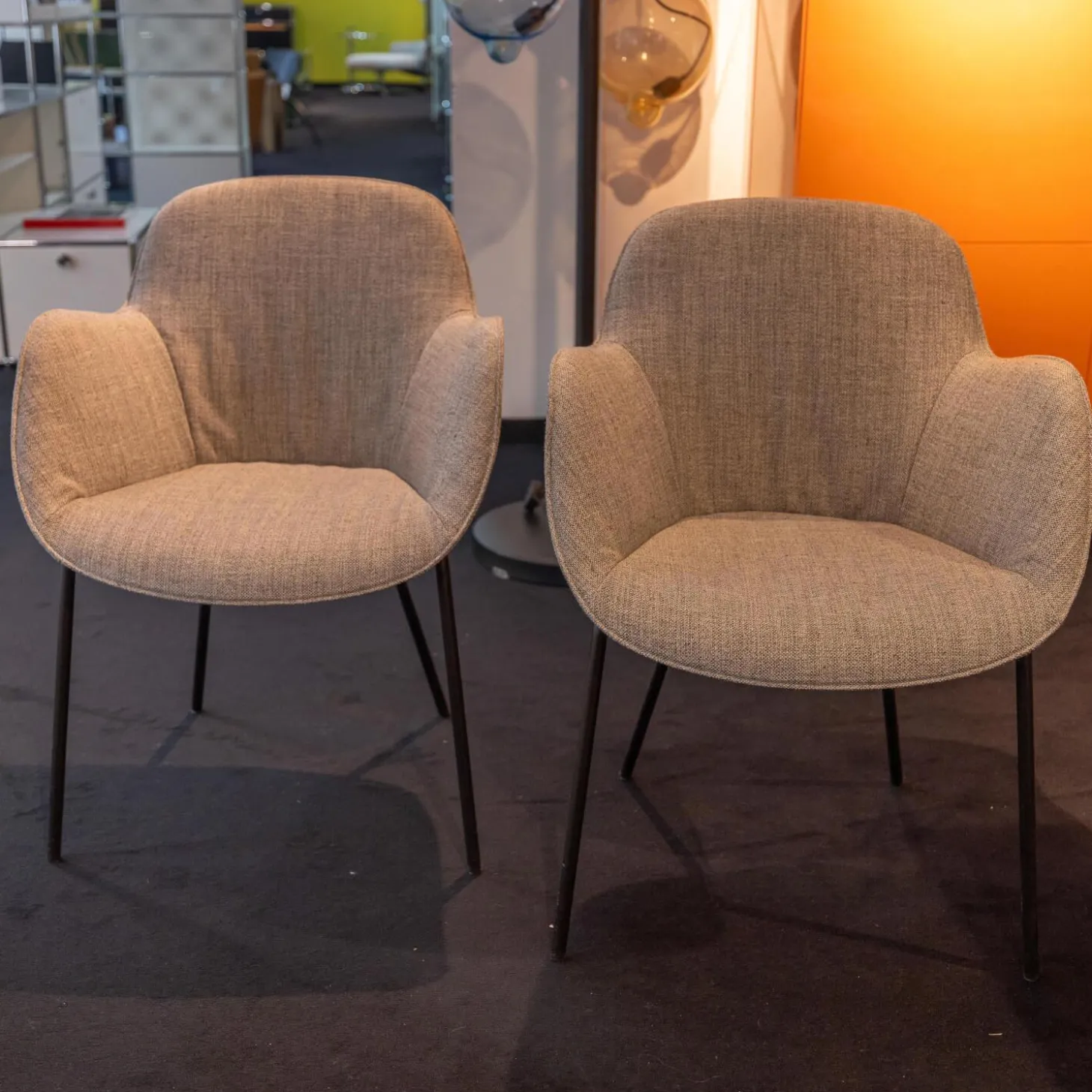 4er Set Armlehnstuhl Sheru Bezug Stoff 25 Togba 7854 Pebble Grau 4-Bein-Gestell Pulverbeschichtet Schwarz