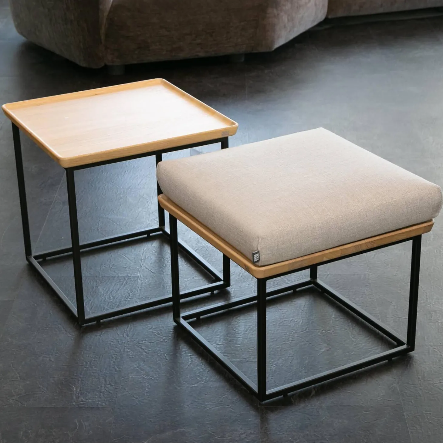 2-er Set Couchtisch Tischplatte Massiv Eiche Farblos Lackiert Gestell Stahl Lack Matt Verkehrsschwarz RAL 9017 ohne Kissen