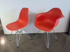 2er Set Eames Plastic Sidechair Und Armchair Sitzschale Kunststoff Oxidrot Rot Gestell Metall Verchromt