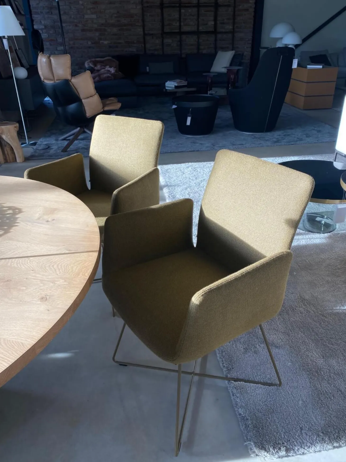 4er Set Jalis Armlehnstuhl Hoher Rücken Vorzugskombi Bezug Stoff 8306 Moos Braun Drahtgestell M39 Kardamom Braun Gelb