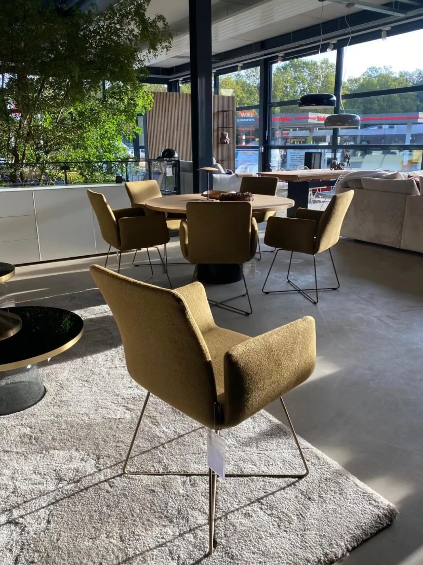 4er Set Jalis Armlehnstuhl Hoher Rücken Vorzugskombi Bezug Stoff 8306 Moos Braun Drahtgestell M39 Kardamom Braun Gelb