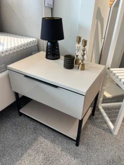 2er Set Nachtkonsole MR Covelo Sandglas Sand 91 Weiß Korpus Holz Weiß Griffleisten Graphit 41 Schwarz