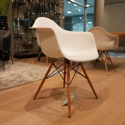 6er Set Stuhl Eames Plastic Armchair DAW Polypropylen Weiß Holzuntergestell Ahorn Gelblich Mit Verstrebungen