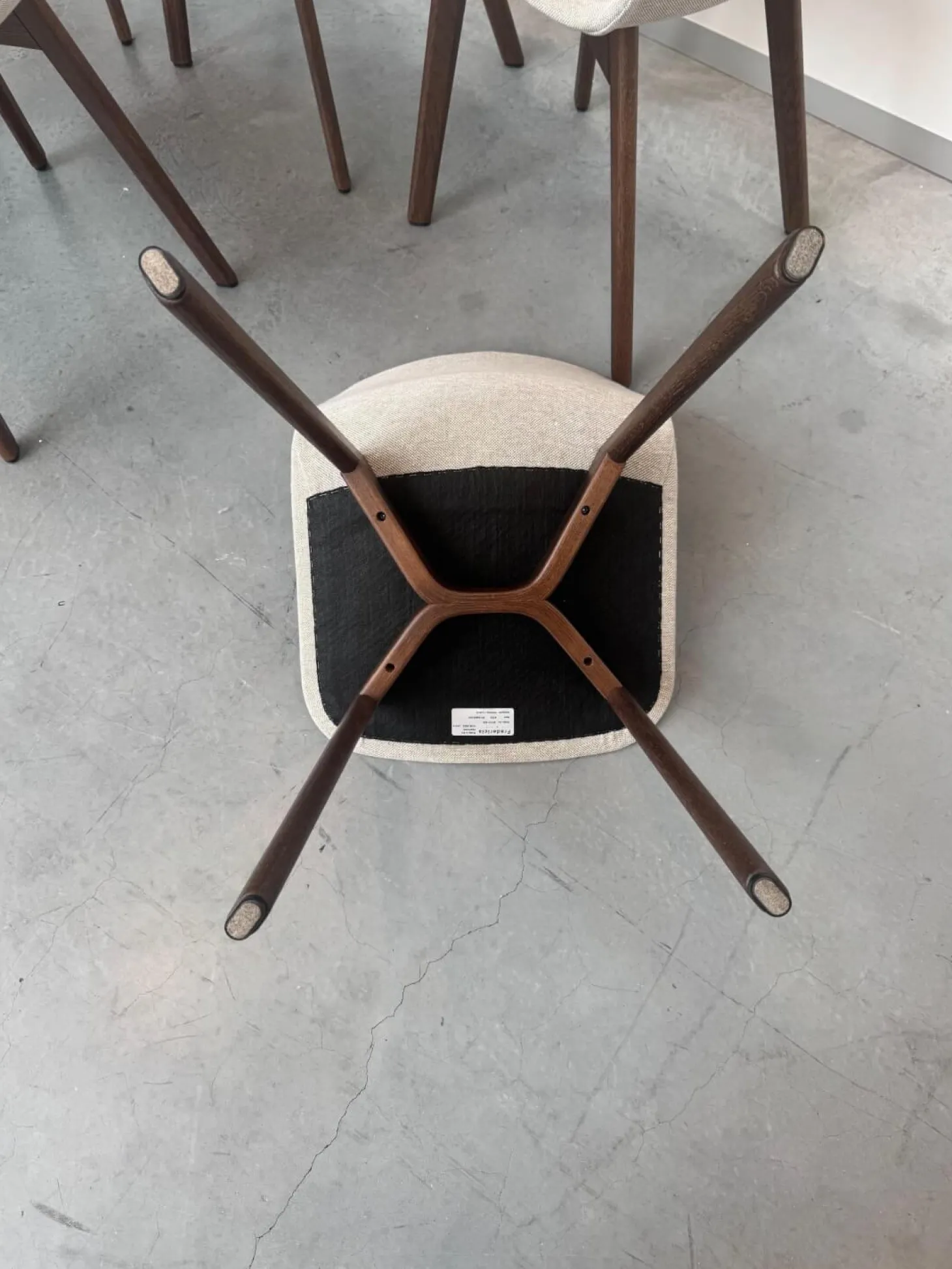 6er Set Stuhl Pato Stoff Kvadrat Clay 0012 Grau Gestell Geräucherte Eiche Gebeizt Und Lackiert Mit Gleitern