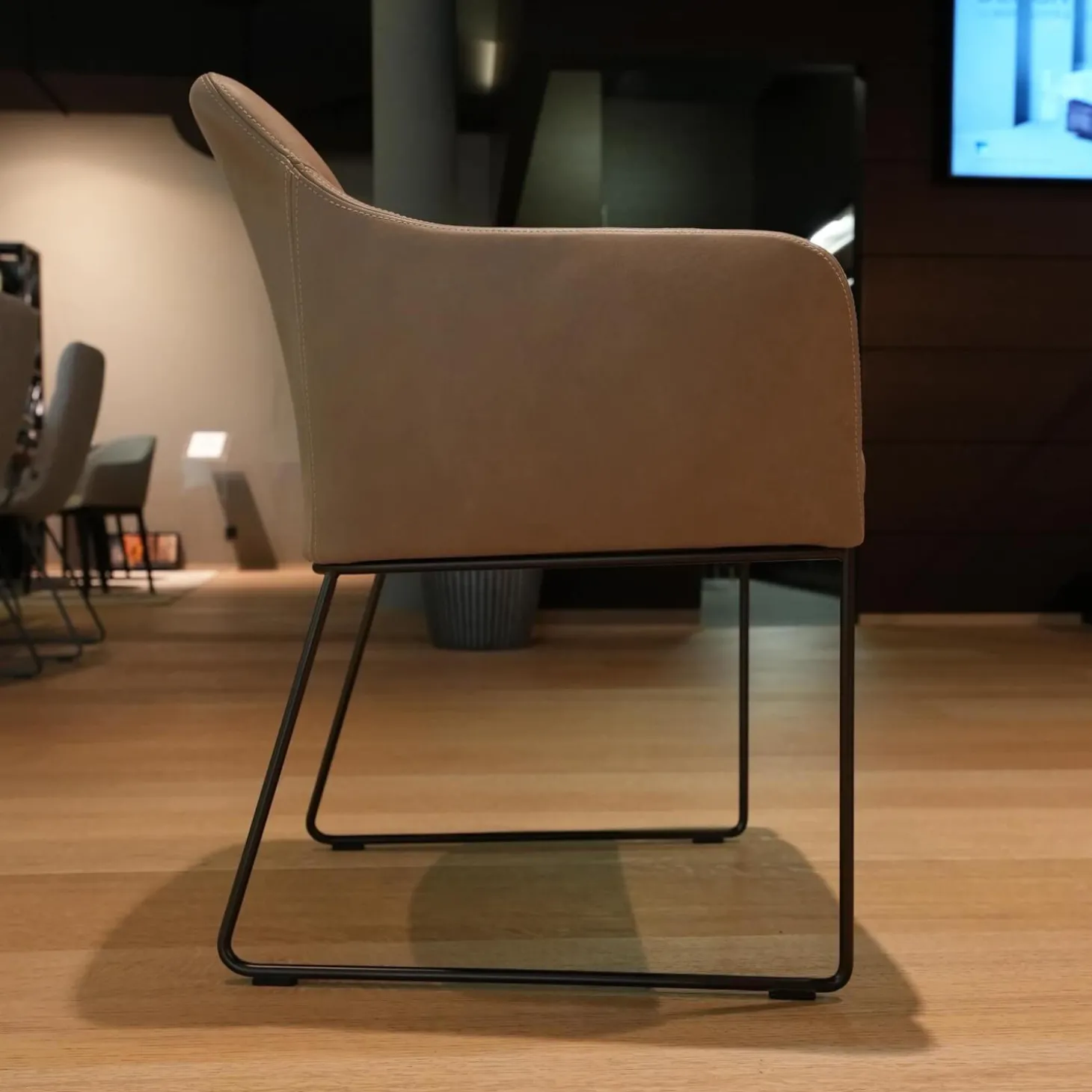 4er Set Stuhl Youma Casual Leder Kenia Rock 19 Braun Drahtkufengestell M11 Schwarz