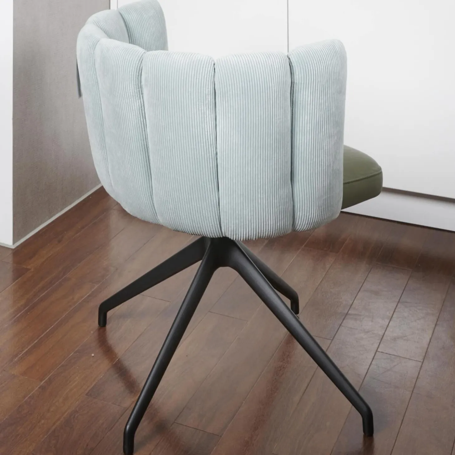 2-er Stuhlgruppe Gaia Rücken Stoff Lisboa 18 Sitz Leder Silk Dark Olive 182 4-Fuß Sterngestell Schwarz