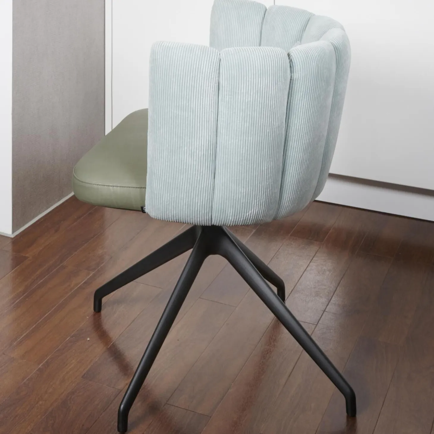 2-er Stuhlgruppe Gaia Rücken Stoff Lisboa 18 Sitz Leder Silk Dark Olive 182 4-Fuß Sterngestell Schwarz