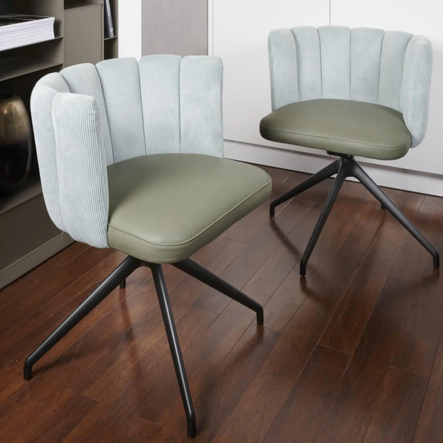 2-er Stuhlgruppe Gaia Rücken Stoff Lisboa 18 Sitz Leder Silk Dark Olive 182 4-Fuß Sterngestell Schwarz