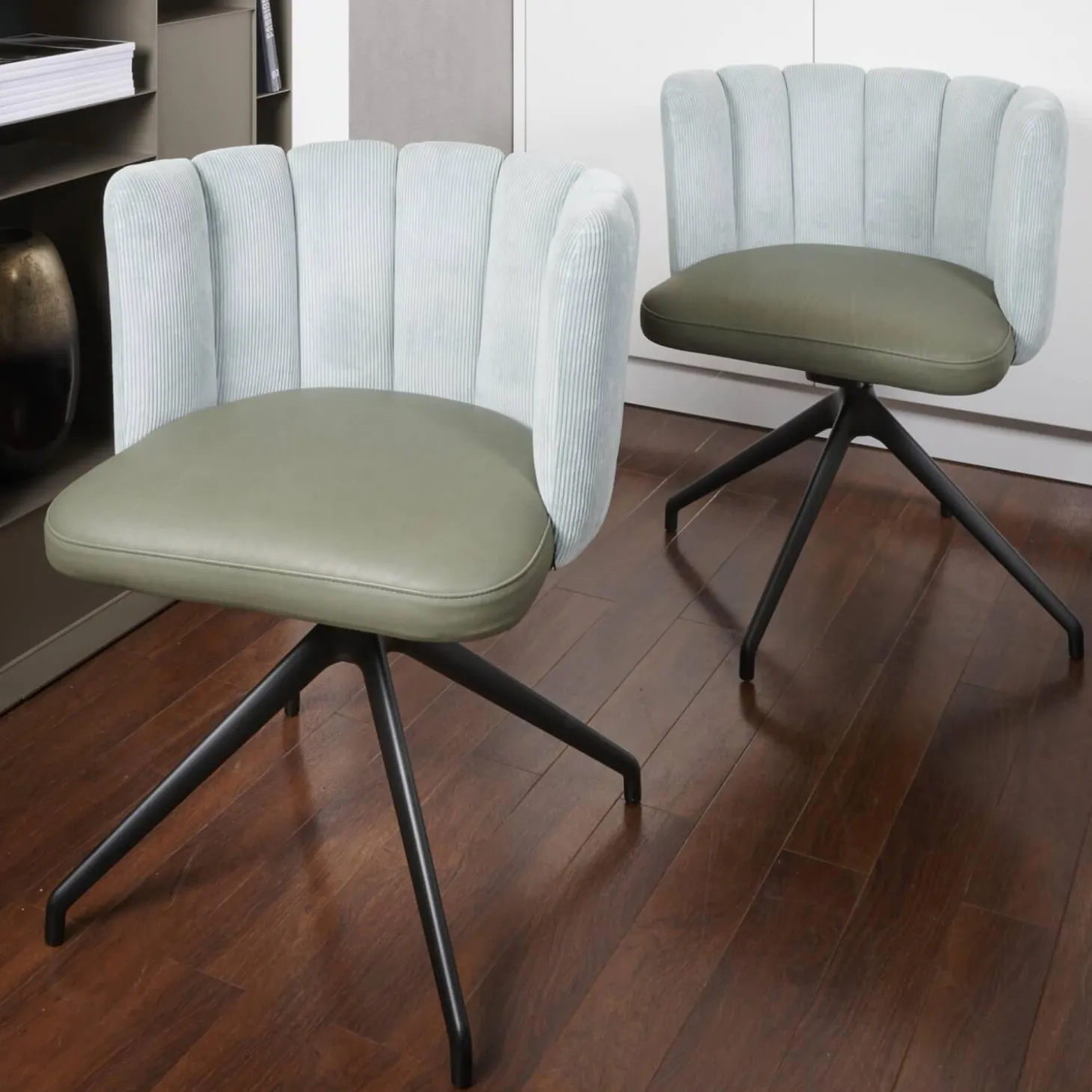 2-er Stuhlgruppe Gaia Rücken Stoff Lisboa 18 Sitz Leder Silk Dark Olive 182 4-Fuß Sterngestell Schwarz