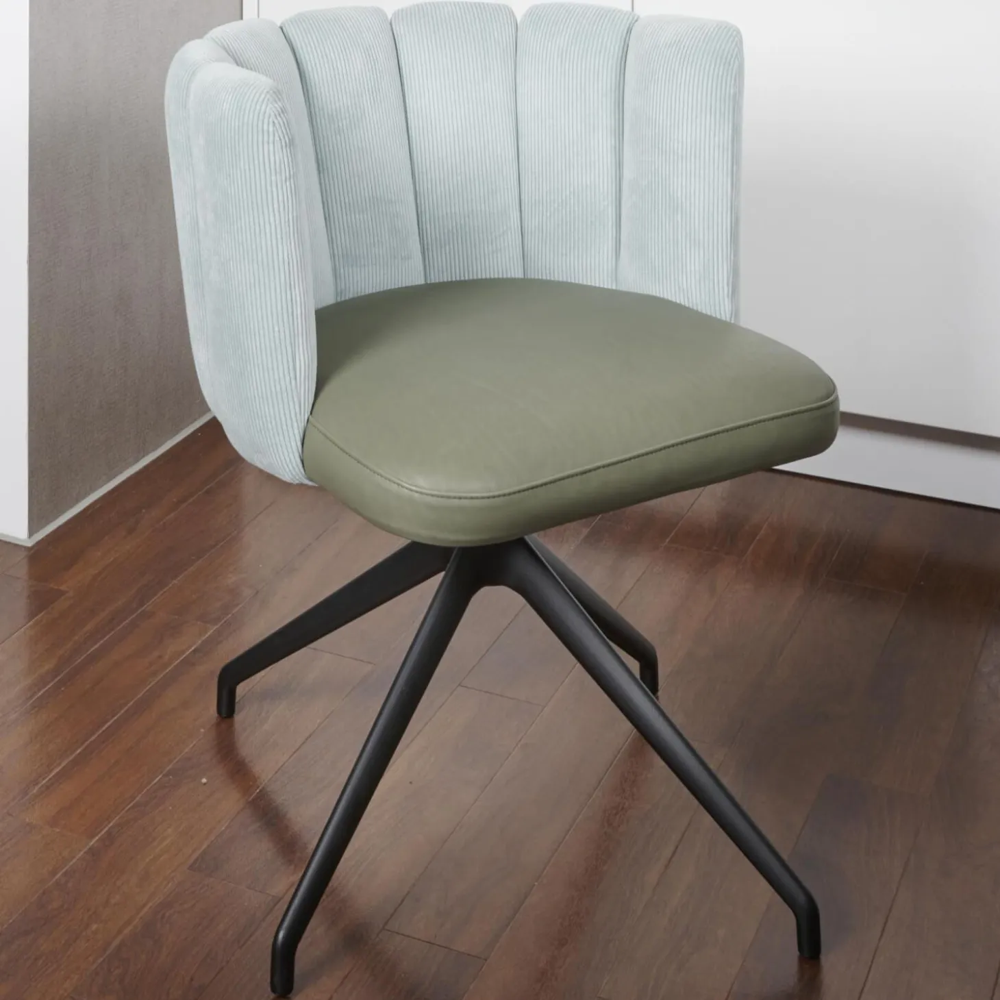 2-er Stuhlgruppe Gaia Rücken Stoff Lisboa 18 Sitz Leder Silk Dark Olive 182 4-Fuß Sterngestell Schwarz