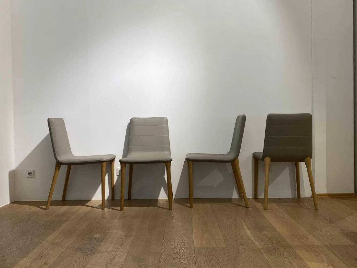 4-er Stuhlgruppe Pit x16 Grau Füße Holz Lackiert