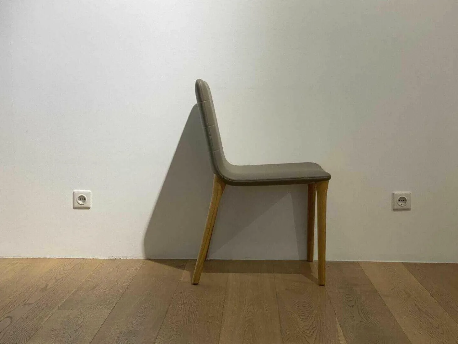 4-er Stuhlgruppe Pit x16 Grau Füße Holz Lackiert