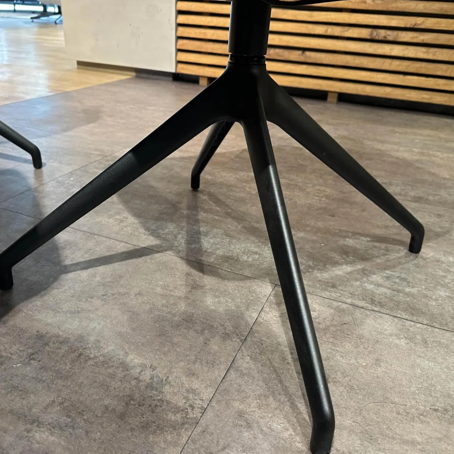 4er-Set Armlehnstuhl Arva Leder Sauvage Schwarz 4 Fuß Stern Gestell Struktur Schwarz Drehbar