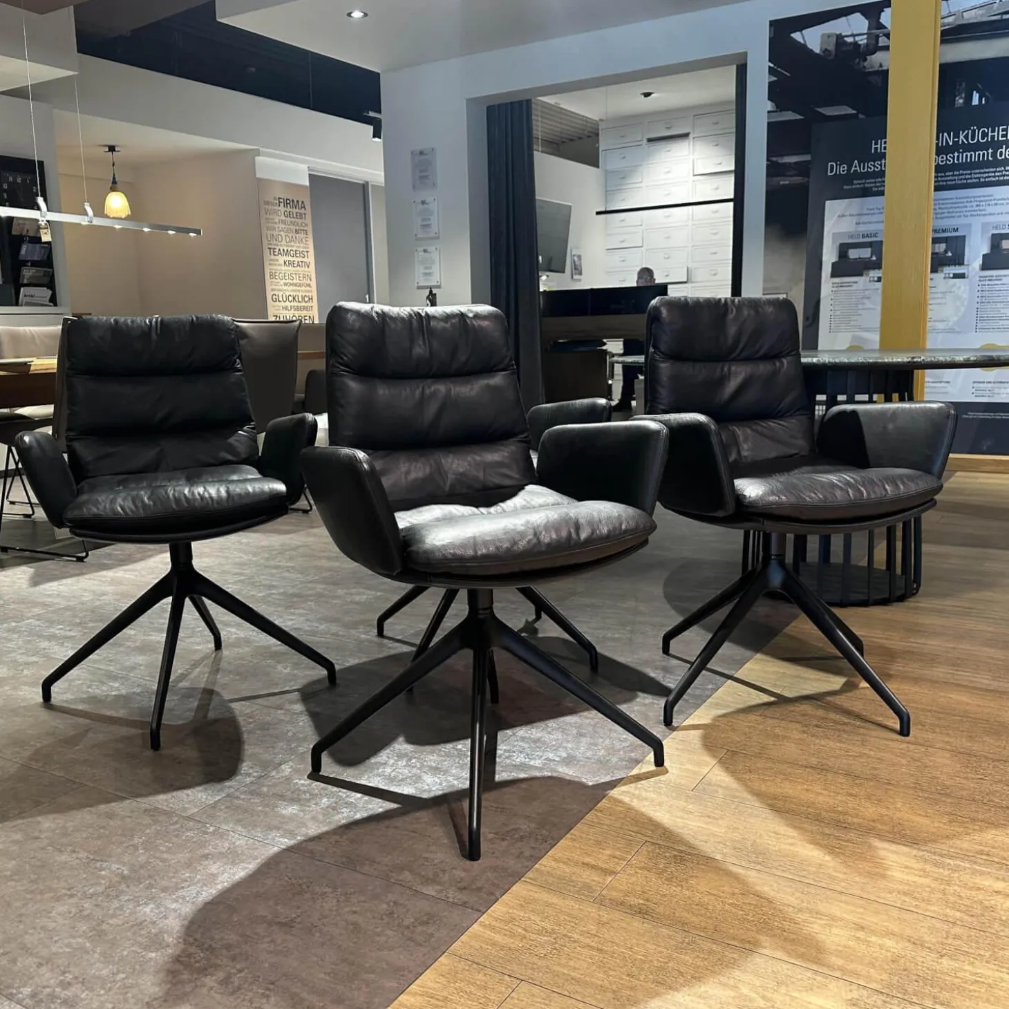 4er-Set Armlehnstuhl Arva Leder Sauvage Schwarz 4 Fuß Stern Gestell Struktur Schwarz Drehbar