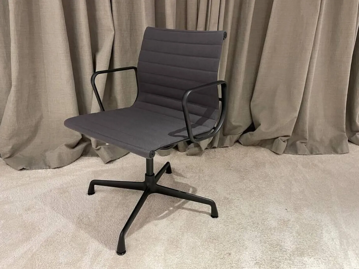 4er-Set Armlehnstuhl EA104 Bezug Hopsak Dunkelgrau 05 Gestell Aluminium Drehbar Filzgleiter Ohne Tisch