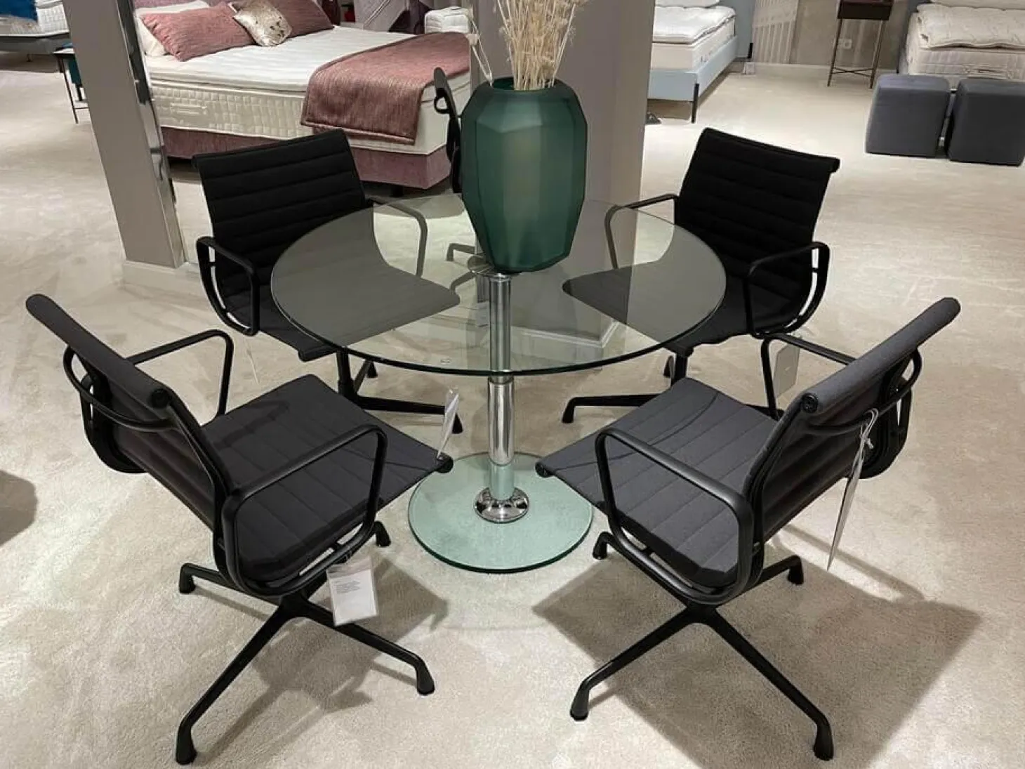 4er-Set Armlehnstuhl EA104 Stoff Hopsak 05 Dunkelgrau Drehgestell Aluminium Tiefschwarz Pulverbeschichtet