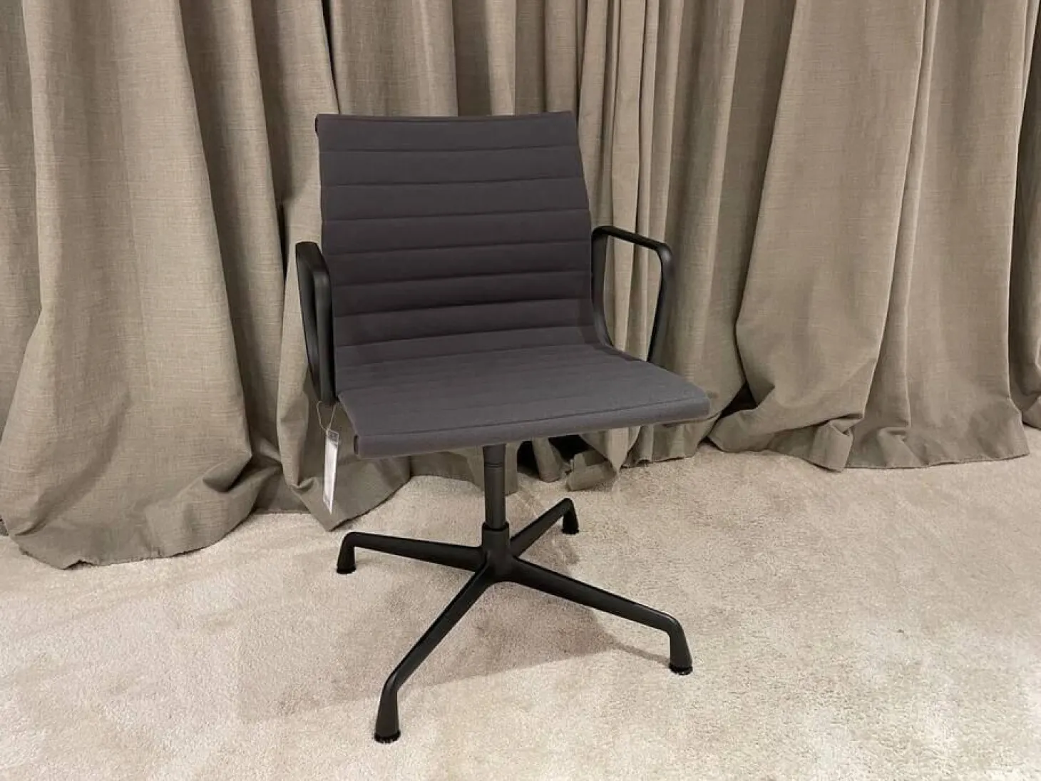 4er-Set Armlehnstuhl EA104 Stoff Hopsak 05 Dunkelgrau Drehgestell Aluminium Tiefschwarz Pulverbeschichtet