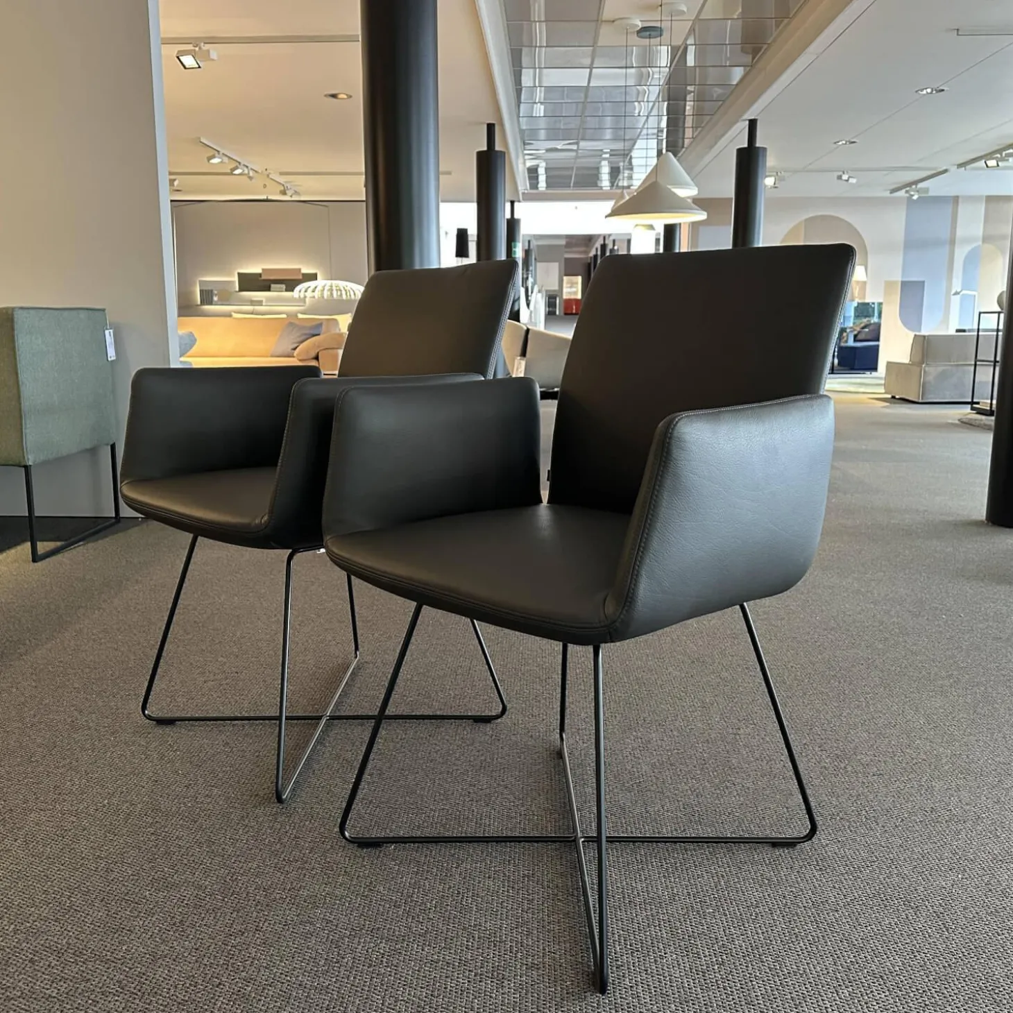 2er-Set Armlehnstuhl Jalis 541 Leder 287 Grau Drahtgestell Metall Schwarz Pulverbeschichtet