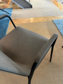 6er-Set Armlehnstuhl Liz M 1330 Bezug Leder Vintage Fango Grau Gestell Schwarz Stapelbar