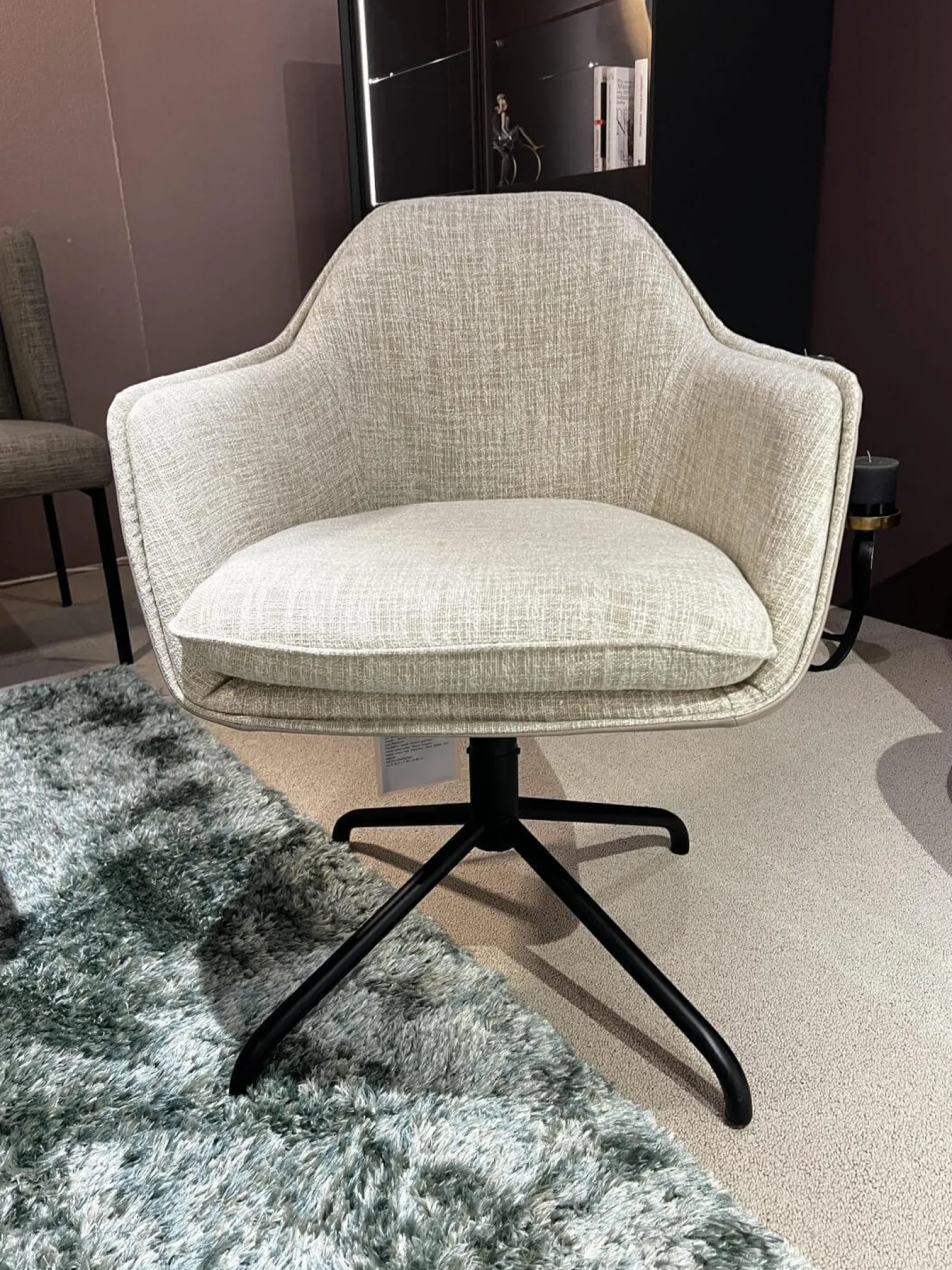 2er-Set Armlehnstuhl Sophie Innen Stoff Sama 072 Papyrus Creme Außen Leder Nature Lavagrau Gestell Schwarz Pulverbeschichtet