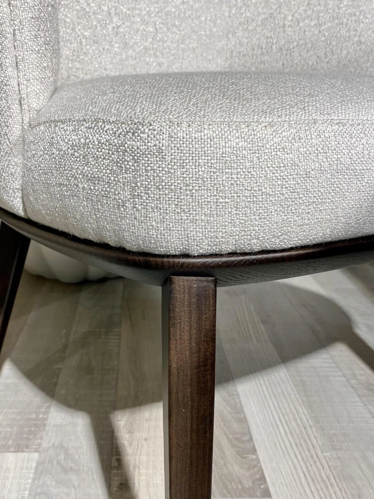 6er-Set Armlehnstuhl Virna Bezug Stoff Rubelli Fabthirty Bianco Creme Holzgestell Esche Gebeizt Moka Braun