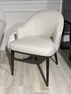 6er-Set Armlehnstuhl Virna Bezug Stoff Rubelli Fabthirty Bianco Creme Holzgestell Esche Gebeizt Moka Braun