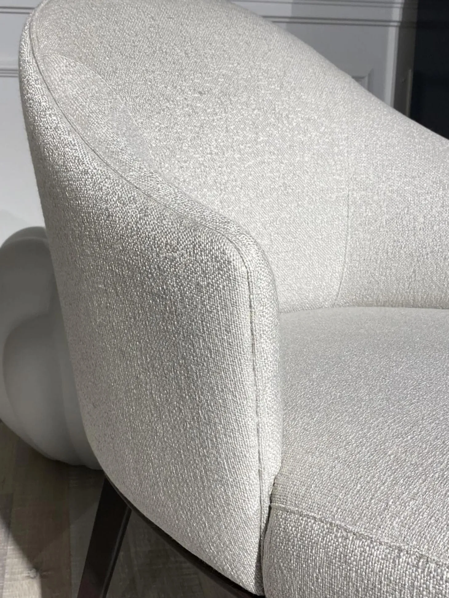 6er-Set Armlehnstuhl Virna Bezug Stoff Rubelli Fabthirty Bianco Creme Holzgestell Esche Gebeizt Moka Braun