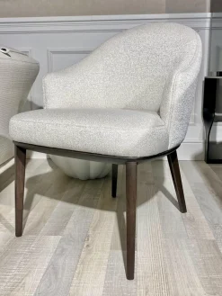 6er-Set Armlehnstuhl Virna Bezug Stoff Rubelli Fabthirty Bianco Creme Holzgestell Esche Gebeizt Moka Braun