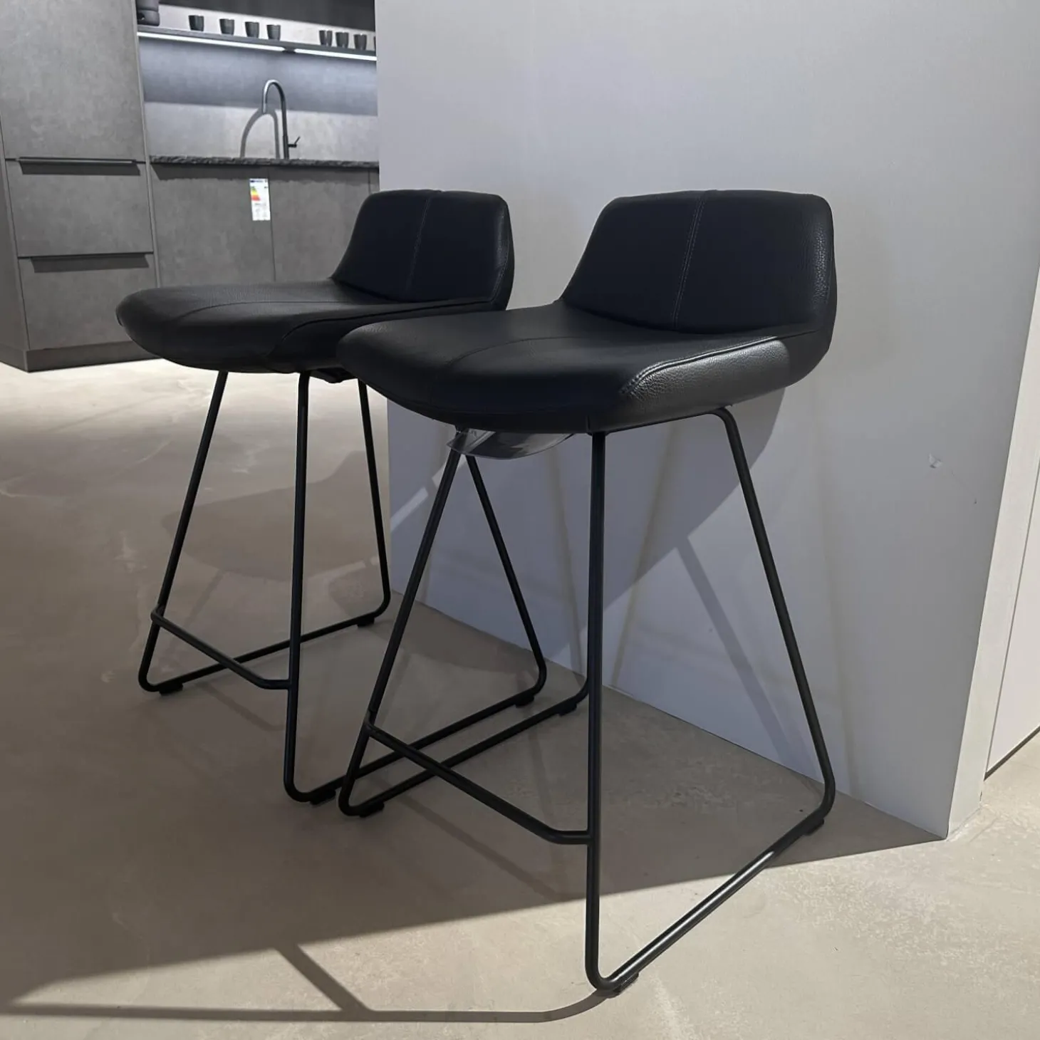 2er-Set Barhocker Caron Leder Senso 1000 Schwarz Gestell Epoxy Granite Anthrazit Matt