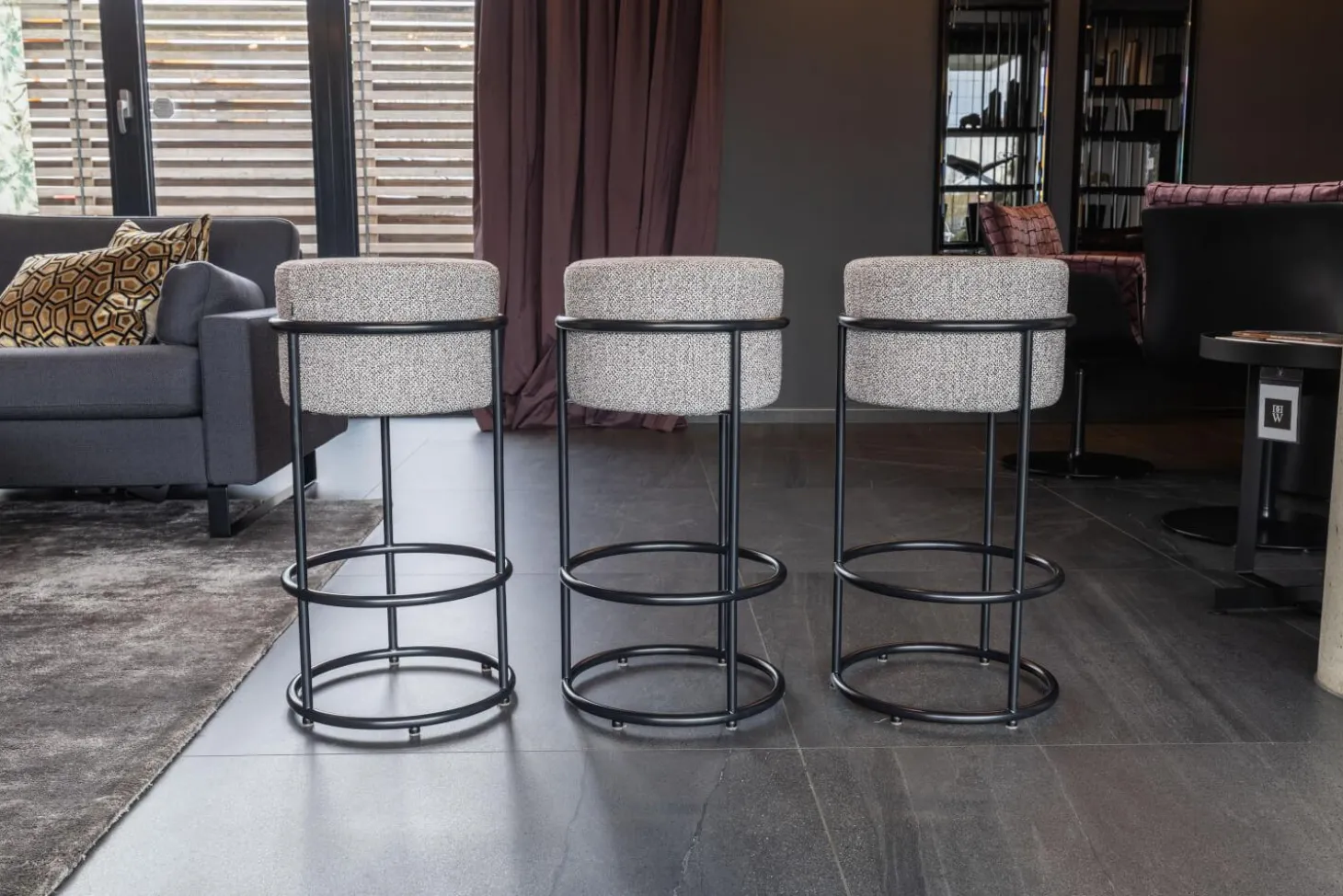 3er-Set Barhocker Drop Stoff 5018 Zement Ecru Grau Fuß Schwarz Pulverbeschichtet