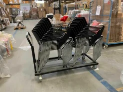 20er-Set Brunner Stapelstuhl mit Armlehnen Linos Schwarz auf Rollwagen