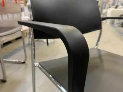 20er-Set Brunner Stapelstuhl mit Armlehnen Linos Schwarz auf Rollwagen