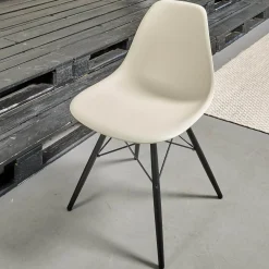 2er-Set Eames Plastik Side Chair DSW Sitzschale Kunststoff Kieselstein Gestell Ahorn Schwarz Lackiert