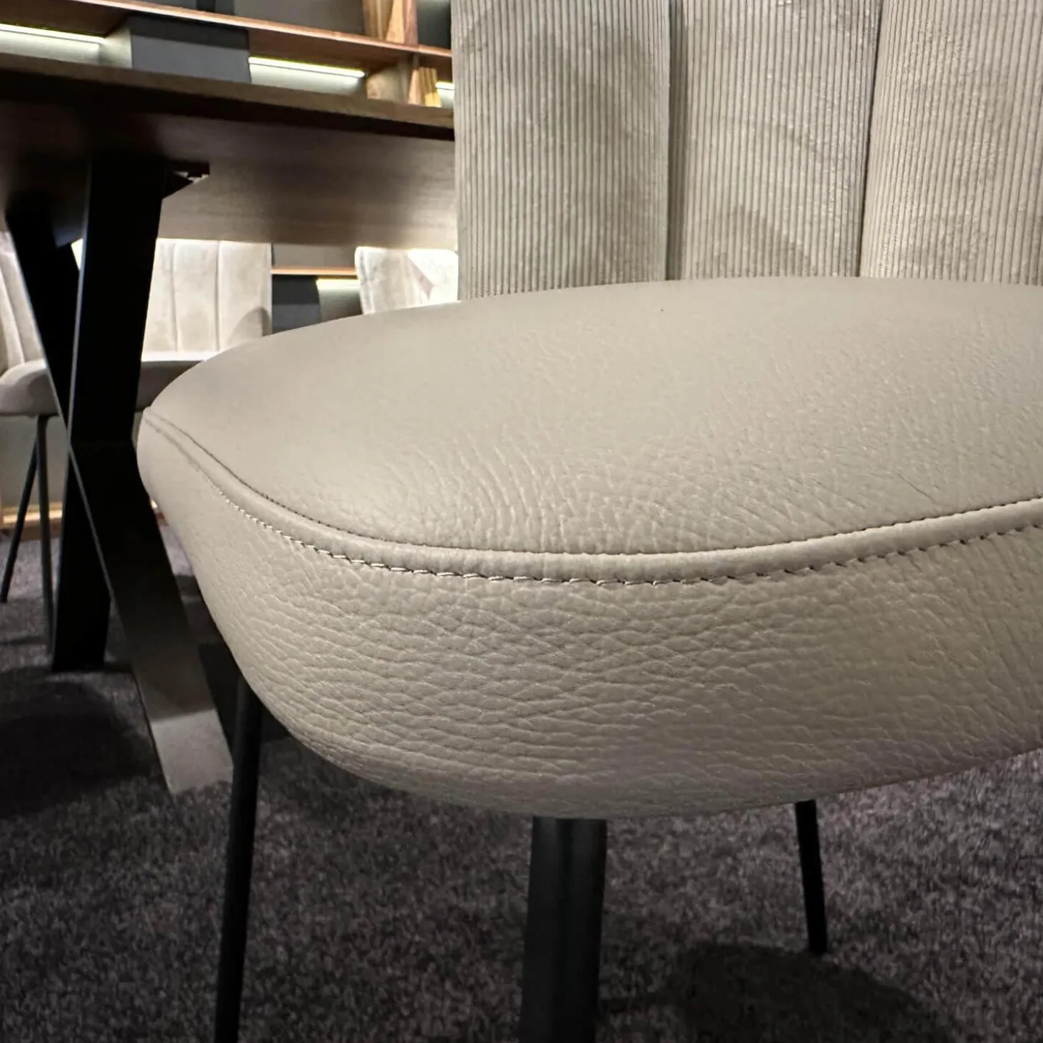 6er-Set Stühle Gaia Lehne Stoff Lisboa Weiß Sitzfläche Leder Grau Creme Rundrohr Schwarz