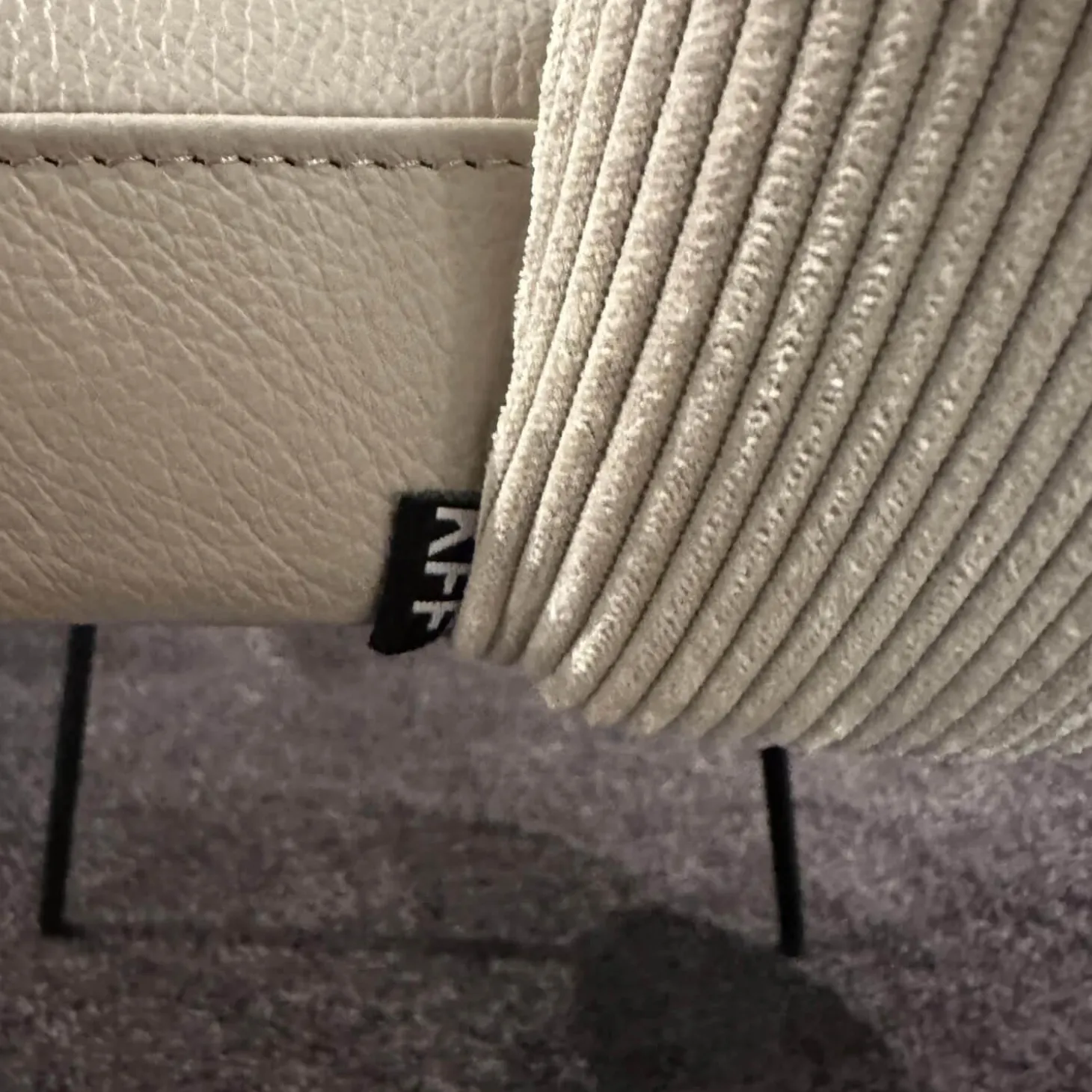 6er-Set Stühle Gaia Lehne Stoff Lisboa Weiß Sitzfläche Leder Grau Creme Rundrohr Schwarz