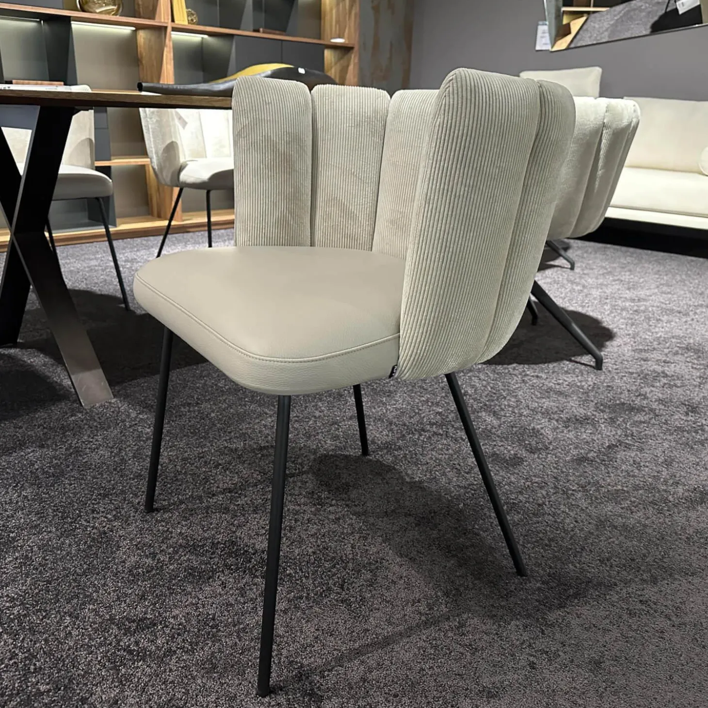 6er-Set Stühle Gaia Lehne Stoff Lisboa Weiß Sitzfläche Leder Grau Creme Rundrohr Schwarz