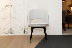 4er-Set Stuhl Colette Bezug Leder Kashmir Nuage Hellgrau Gestell Buche Wengefarben Gebeizt