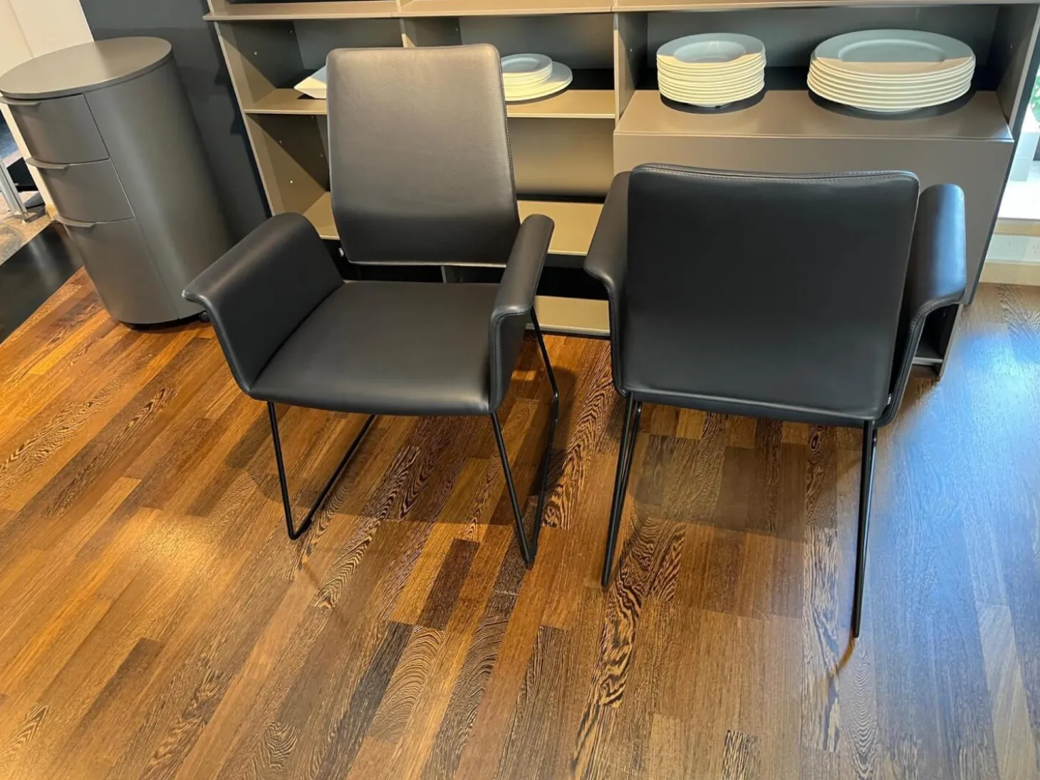 2er-Set Stuhl Fino Leder 282 Basalt Grau Füße Metall Schwarz Lackiert