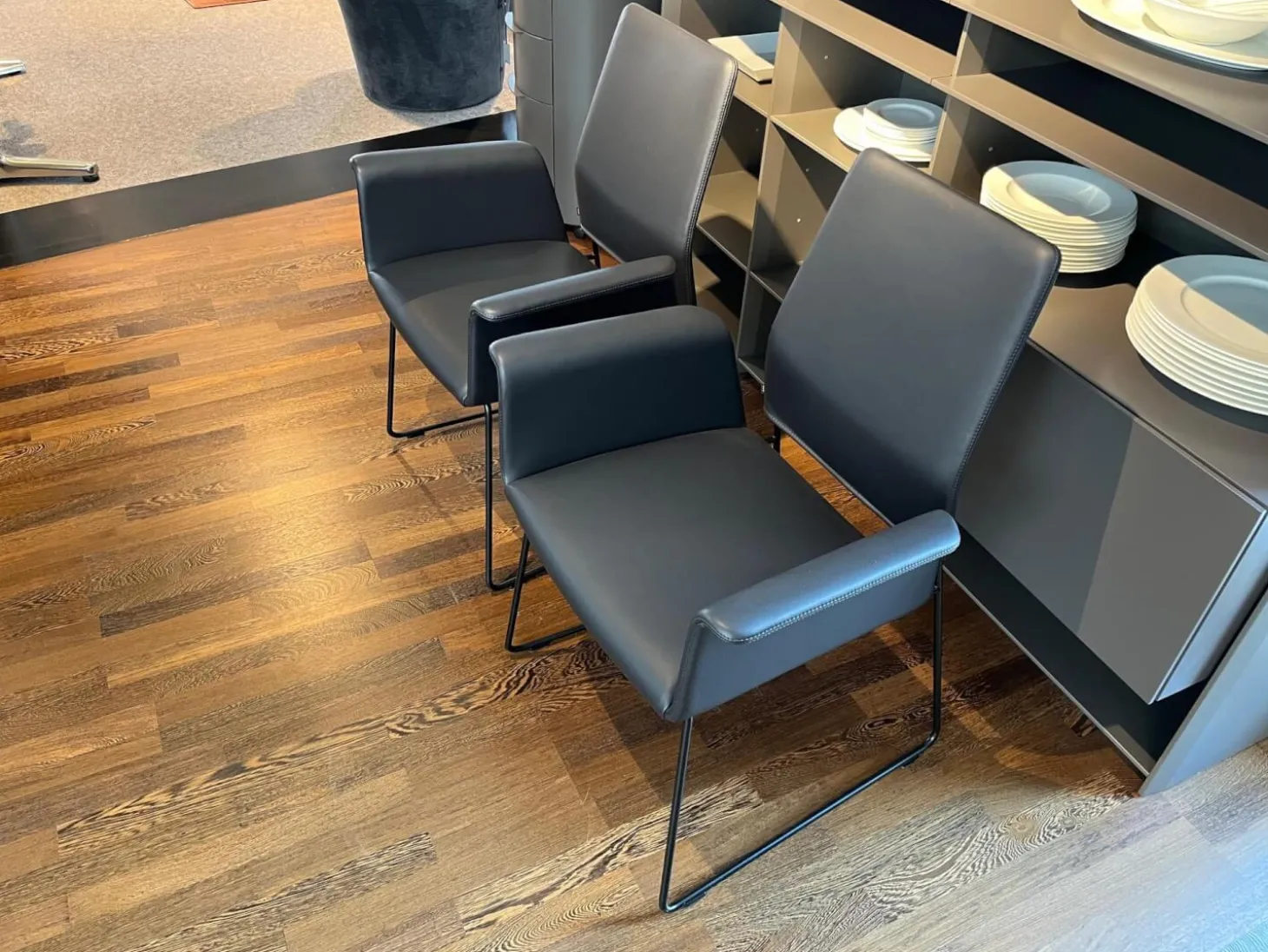 2er-Set Stuhl Fino Leder 282 Basalt Grau Füße Metall Schwarz Lackiert