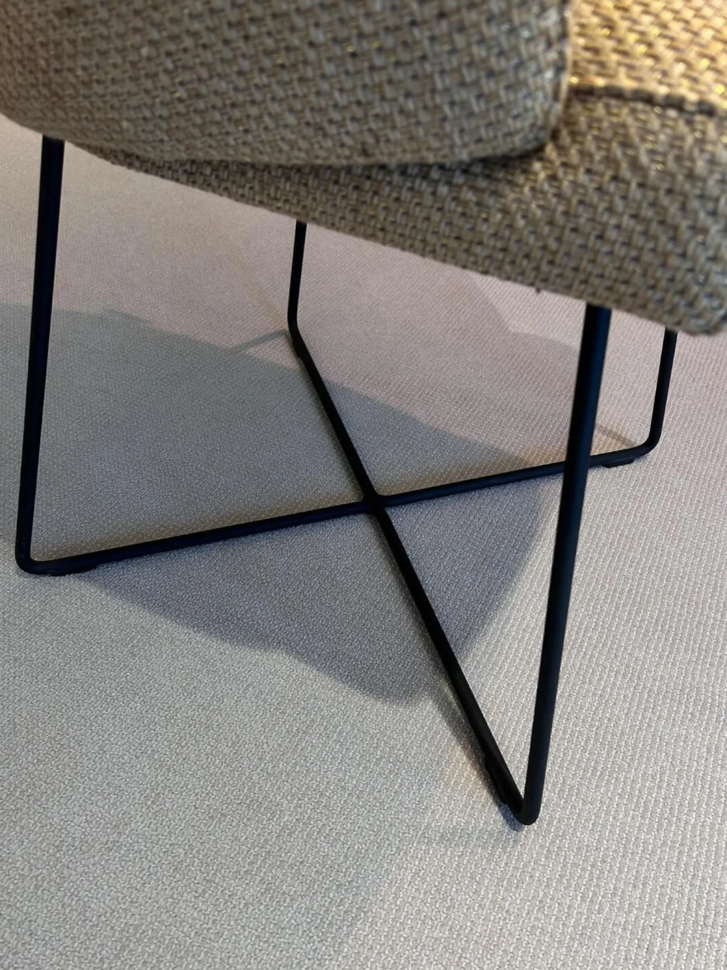 2er-Set Stuhl Flow Dining Stoff Dedar Lutetia Jute Dunkelbeige Drahtuntergestell Tiefschwarz