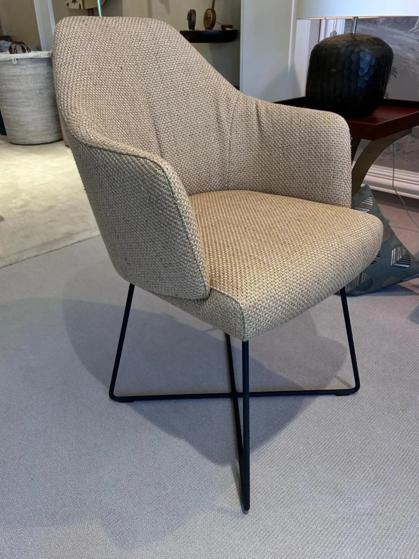 2er-Set Stuhl Flow Dining Stoff Dedar Lutetia Jute Dunkelbeige Drahtuntergestell Tiefschwarz