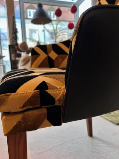 2er-Set Stuhl Saloni Stoff Jim Thompson Syncopation Topaz Schwarz Gold Rücken Leder Provonce Schwarz Fuß Nussbaum Geölt