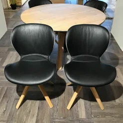 4er-Set Stuhl Wodan Leder Colorado Schwarz Rückseite Stoff Grau Füße Asteiche