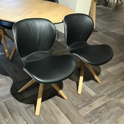 4er-Set Stuhl Wodan Leder Colorado Schwarz Rückseite Stoff Grau Füße Asteiche