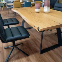 Essgruppe 18 Hundert Kuffentisch Rustikale Asteiche Hartwachsöl Natur Äste Gestell RAL7021 Schwarzgrau Mit 4 Stativstühlen Ohne Deko