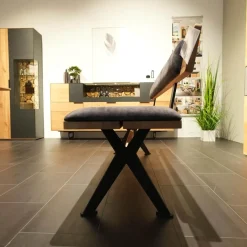 Essgruppe 45225 Tisch Wildeiche Massiv Natur Gestell Metall Lack Schwarz 2140 Stühle Und Bank 663 66SN Wildeiche Natur Effekt Lack Amour 12201 Dark Grey Grau Rücken Stoff Forza 12305 Gestell Metall