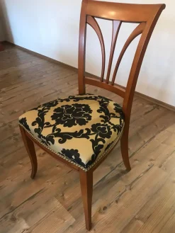 Essgruppe Tisch 3282 Kirschbaumfarbig Antik Mit Auszug Inklusive 6 Stühlen Milano Kirschbaumfarbig Antik Sitzbezug Stoff S3021 Musterung Beige Schwarz