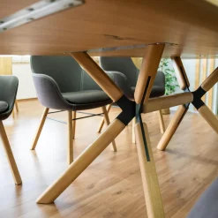 Essgruppe Z42 Kreuztisch Rustikale Asteiche Hartwachsöl Bianco Äste Kreuzgstell Holz Metall RAL7021 Schwarzgrau Mit 6 ZS110 Stühlen