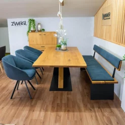 Essgruppe Z34 Säulentisch Rustikale Asteiche Hartwachsöll Natur Äste Säulengestelll Holz Metal RAL7021 Schwarzgrau Mit Einzelbank Und 3 Schalenstühlen Ohne Deko